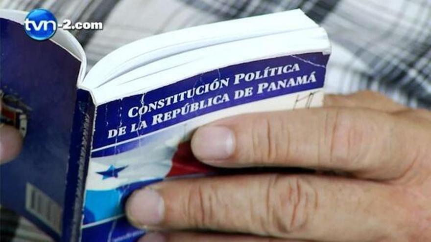Libro de la Constitución Política de Panamá.