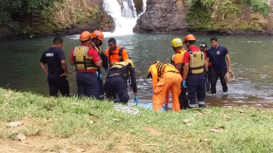Miembros de la Fuerza de Tarea Conjunta atienden logran recuperar el cuerpo de una persona que murió por inmersión en Veraguas.