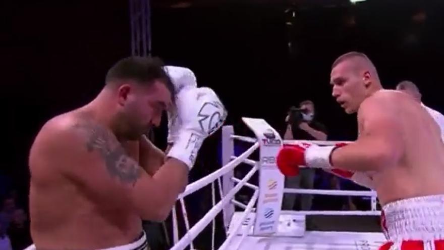 El polaco Damian Knyba (d) derrotó a Aazddin Aajour (i) con un insólito nocaut