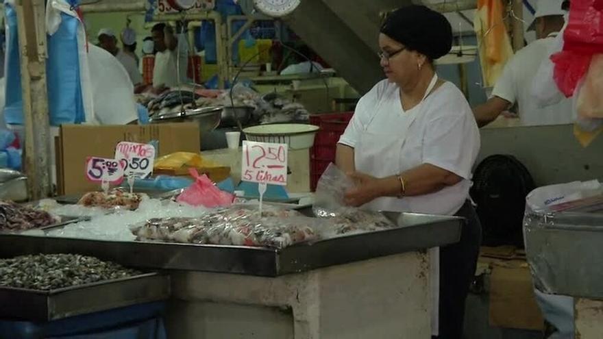 Acodeco realiza inspección de precios en Mercado del Marisco.