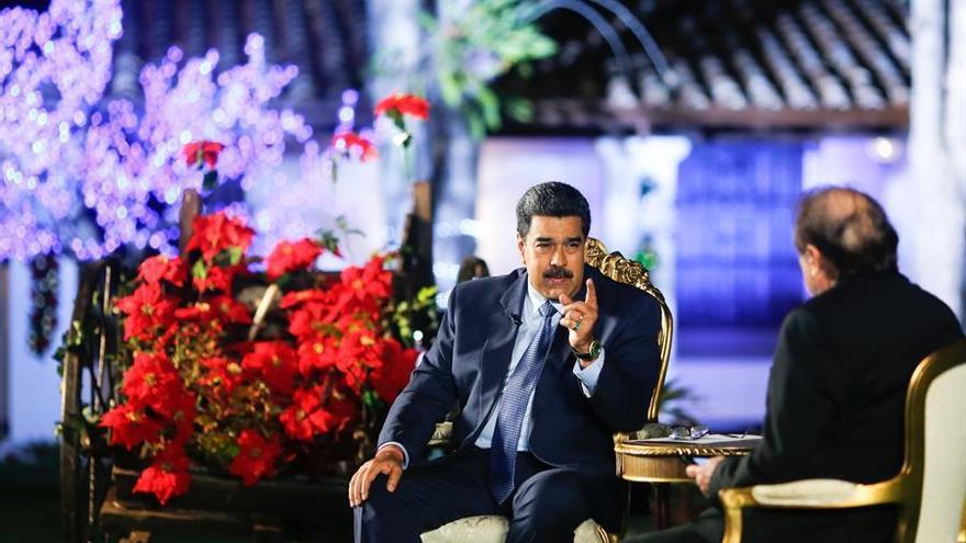Fotografía cedida por Prensa de Miraflores donde se observa al presidente venezolano Nicolás Maduro en una entrevista con el periodista español Ignacio Ramonet, hoy en Caracas.