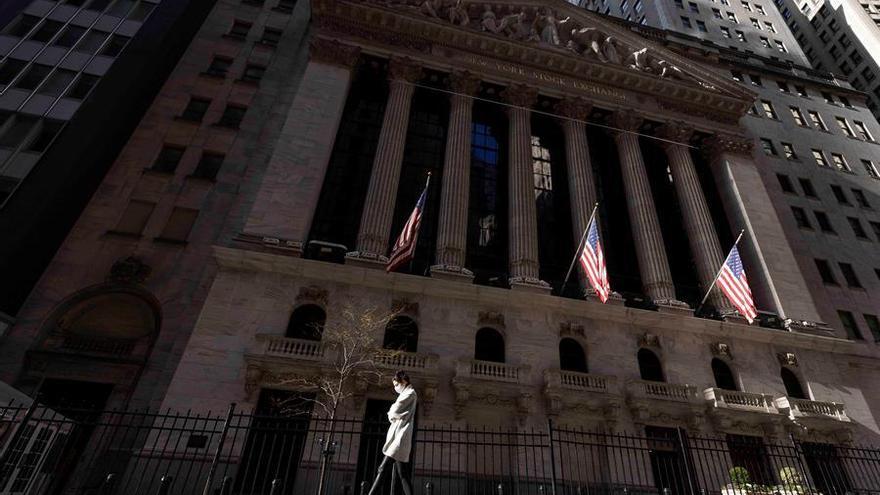 Media hora después del inicio de las operaciones en la Bolsa de Nueva York, el Dow Jones retrocedía 15,81 puntos, hasta 31.052,88.