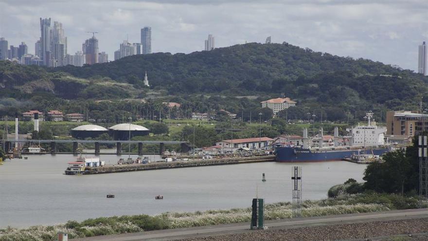 Vista de la estación de amarre de barcos inaugurada este lunes en la esclusa ampliada de Cocolí, cerca de la ciudad de Panamá (Panamá).