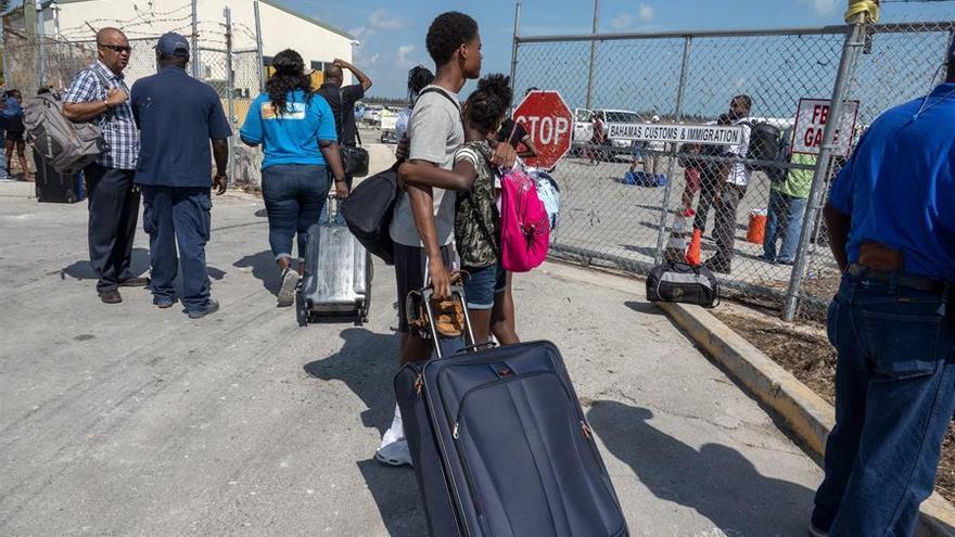 En la imagen, residentes de Bahamas aguardaban para ser evacuados.