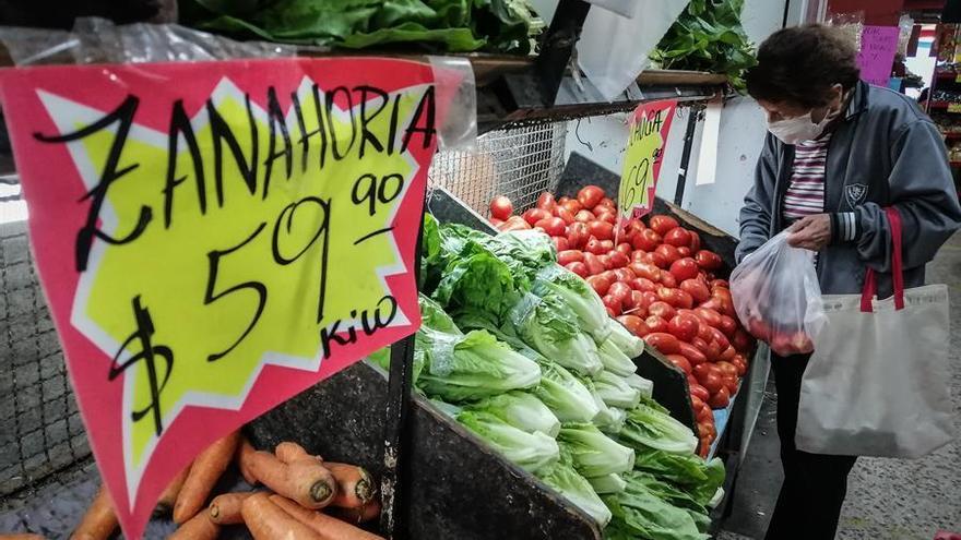 Una mujer realiza compras en un local de frutas y verduras en Buenos Aires.
