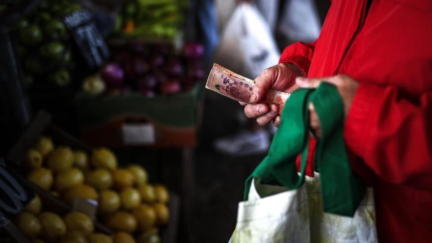 Una persona fue registrada al hacer sus compras en el Mercado Central de Buenos Aires.