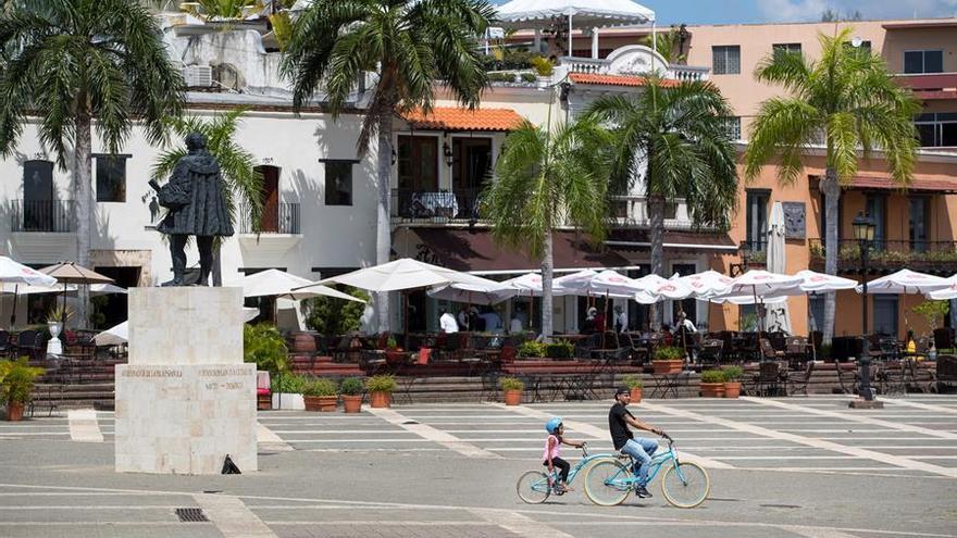 Un hombre pasea con su hija en la turística Zona Colonial de Santo Domingo.