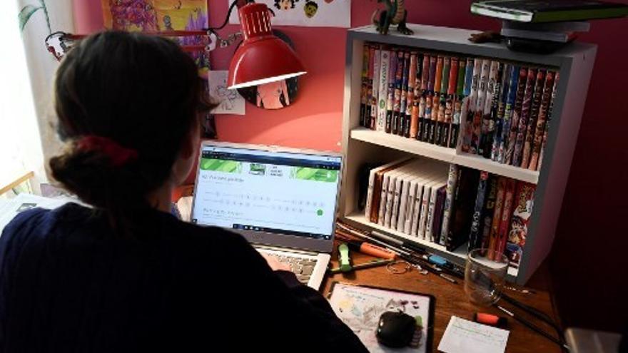 Foto ilustrativa de una estudiante tomando clases virtuales
