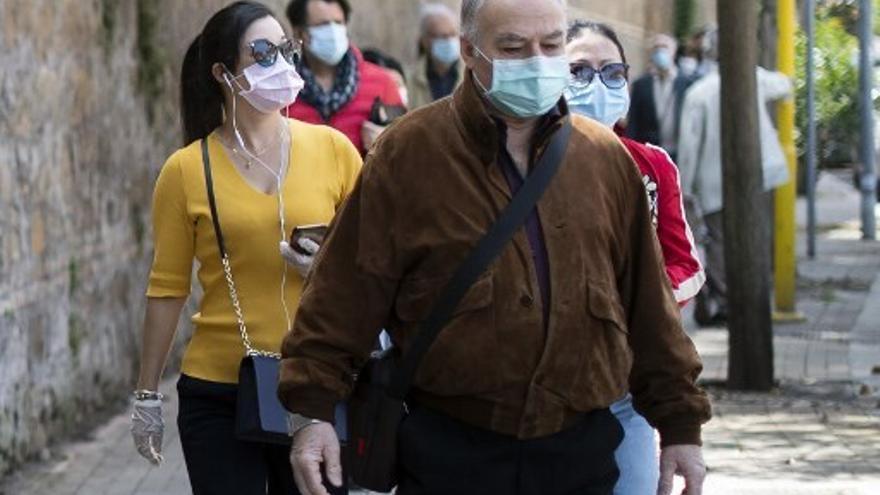 Personas en Italia usan mascarillas para protegerse del COVID-19