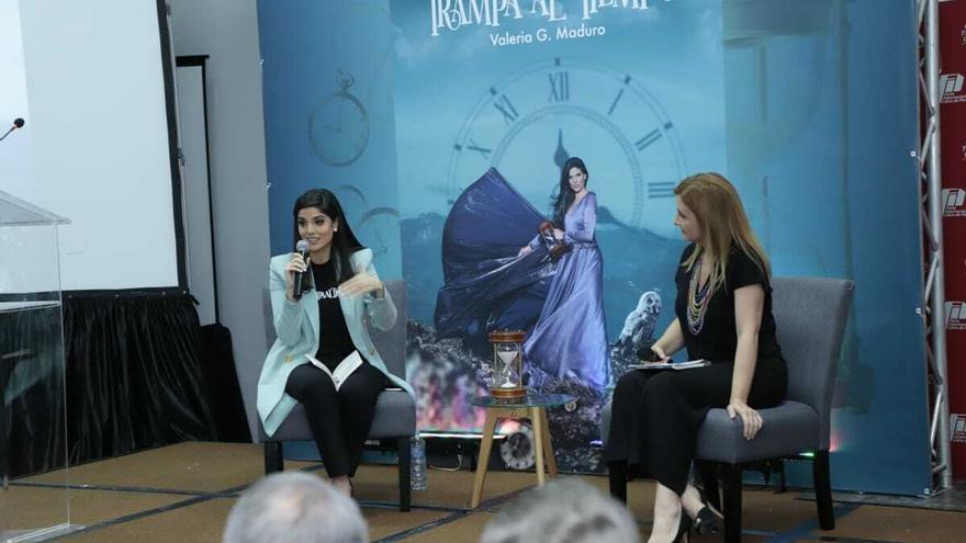 Presentación del libro Trampa Al Tiempo. Valeria Maduro junto a Alexandra Ciniglio.
