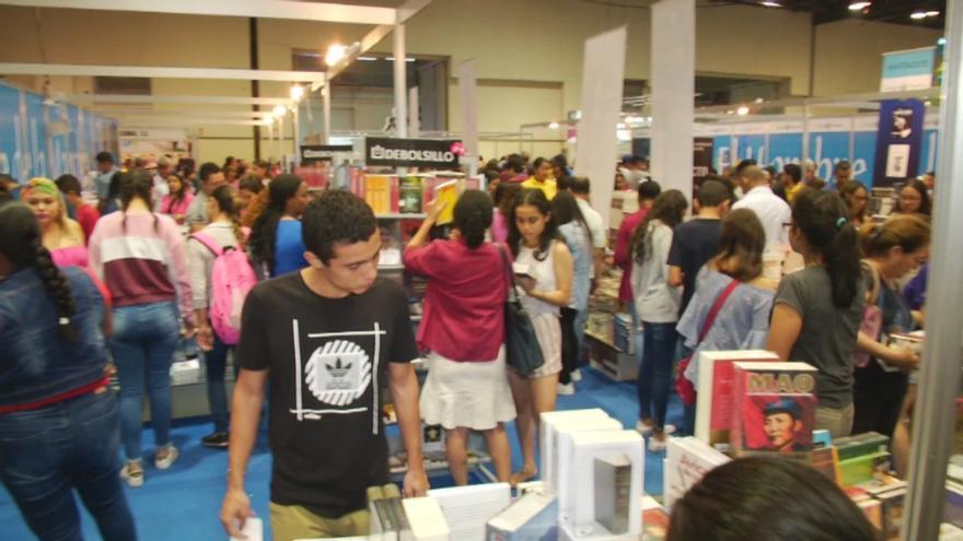 Público comprando libros en la feria.