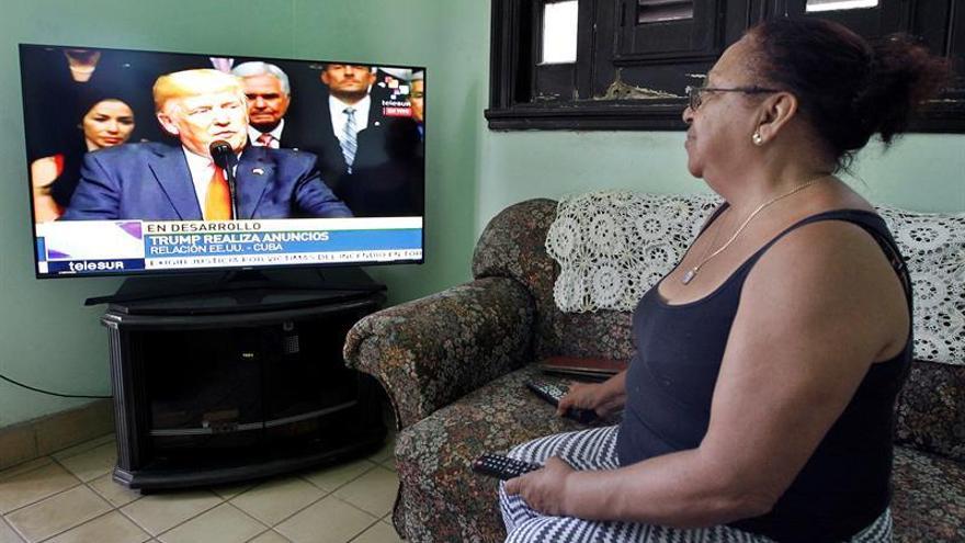 Una mujer observa el discurso del presidente de Estados Unidos, Donald Trump, en su vivienda en La Habana (Cuba). Cuba estuvo a la transmisión minuto a minuto del acto en Miami (EE.UU.), en el que el presidente de Estados Unidos, Donald Trump, anunció la  suspensión de la política de acercamiento a Cuba impulsada por su antecesor, Barack Obama.