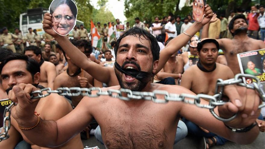 Activistas del Congreso de Jóvenes Indios gritan en contra de la suspensión de 25 diputados del Congreso cerca del Parlamento Indio, Nueva Delhi.