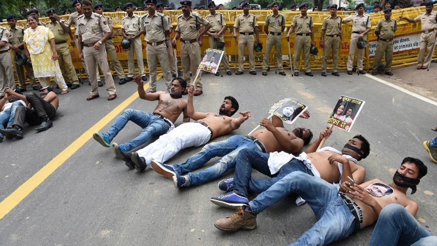 Activistas del Congreso de Jóvenes Indios gritan en contra de la suspensión de 25 diputados del Congreso cerca del Parlamento Indio, Nueva Delhi.