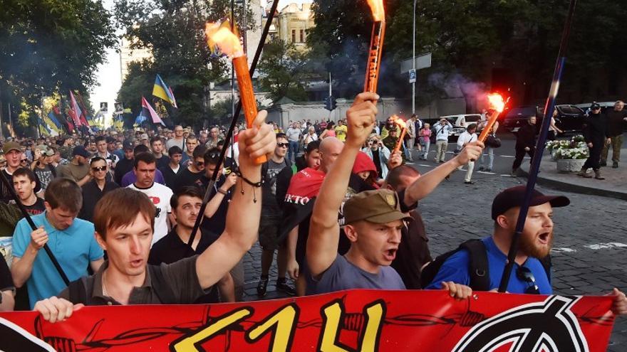 Activistas de extrema derecha queman neumáticos cerca del edificio del gobierno ucraniano en el centro de Kiev el 3 de julio de 2015.
