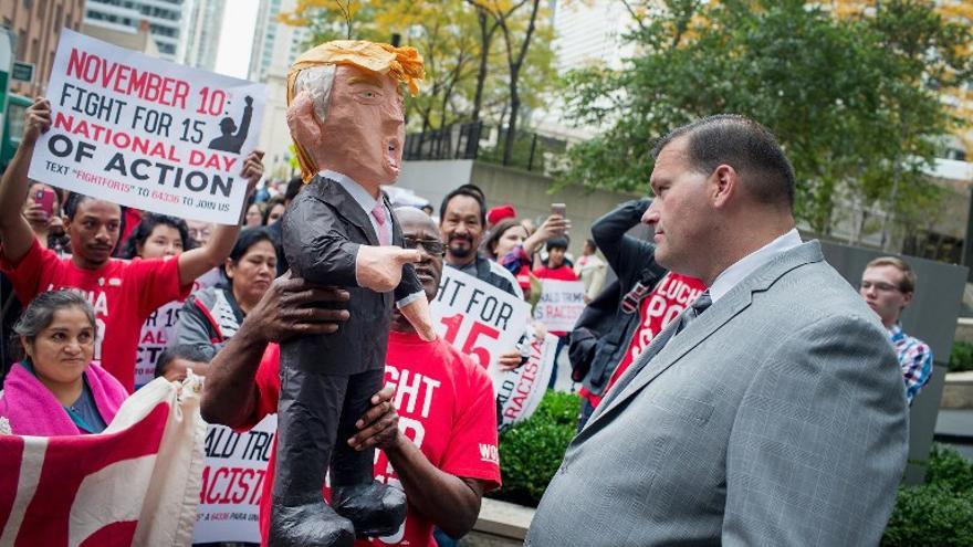 Alrededor de unas 250 personas protestaron en frente del Hotel Trump en Chicago, Illinois, contra los comentarios racistas del precandidato republicano Donald Trump.