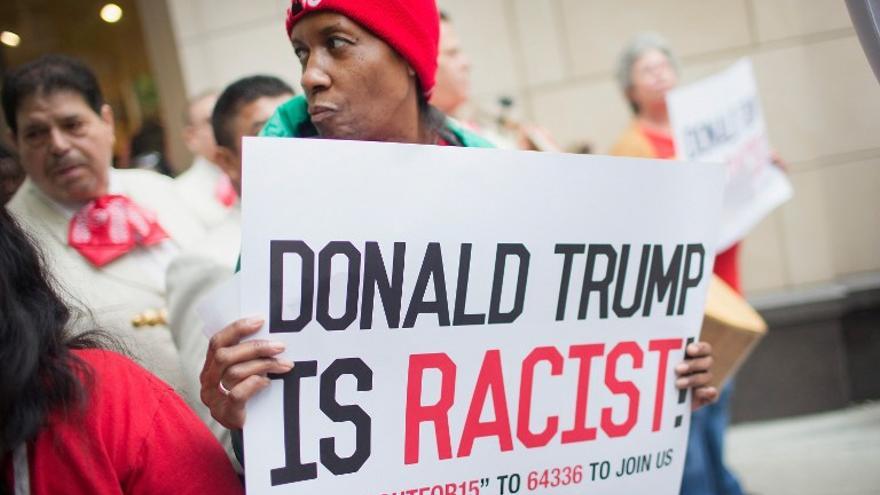 Alrededor de unas 250 personas protestaron en frente del Hotel Trump en Chicago, Illinois, contra los comentarios racistas del precandidato republicano Donald Trump.