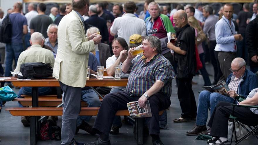 Británicos se sirven todo tipo de cerveza en el Festival de la Cerveza Británica, organizada por la Campaña Real Ale (CAMRA).