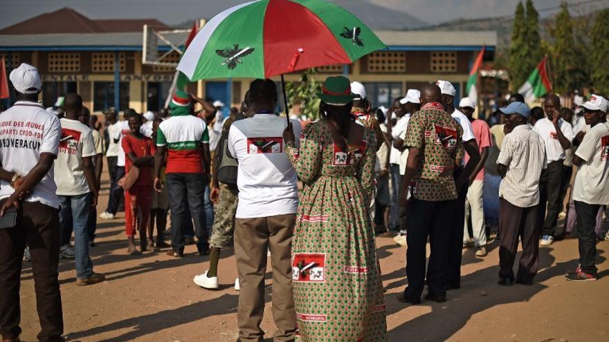 Los políticos de la oposición han acusado al presidente de Burundi, Pierre Nkurunziza, de violar la Constitución al presentarse para un tercer mandato y están boicoteando los comicios convocados para el 21 de julio.