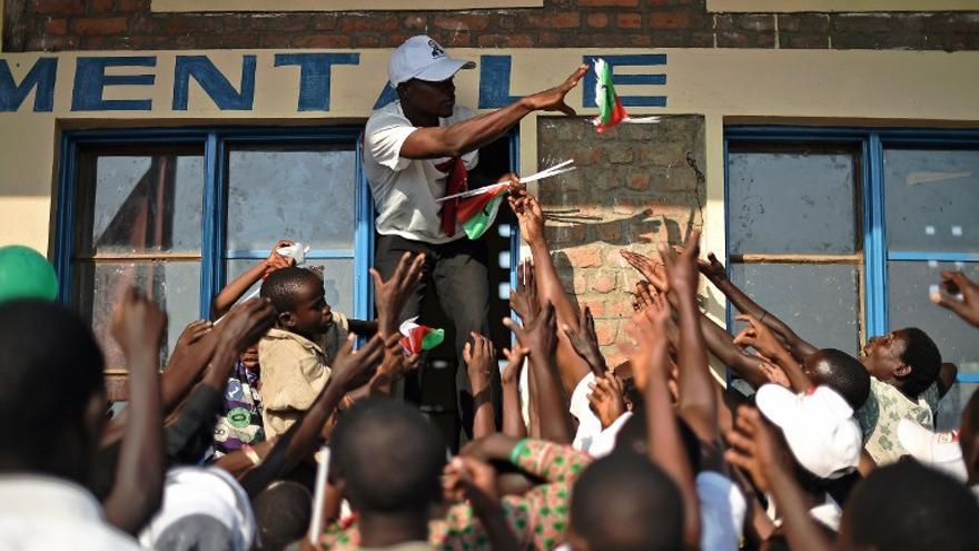 Los políticos de la oposición han acusado al presidente de Burundi, Pierre Nkurunziza, de violar la Constitución al presentarse para un tercer mandato y están boicoteando los comicios convocados para el 21 de julio.