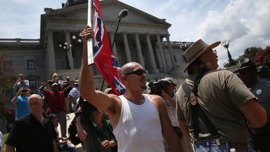 Ciudadanos de Carolina del Sur protestan fuera de la casa de estado, los Caballeros Blancos del Ku Klux Klan tienen programado reunirse  para celebrar un mitin.