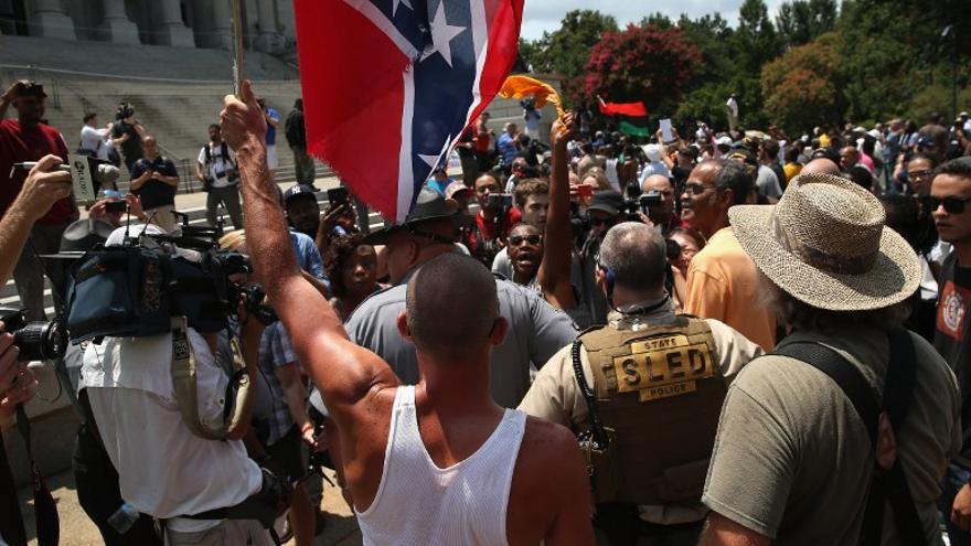 Ciudadanos de Carolina del Sur protestan fuera de la casa de estado, los Caballeros Blancos del Ku Klux Klan tienen programado reunirse  para celebrar un mitin.
