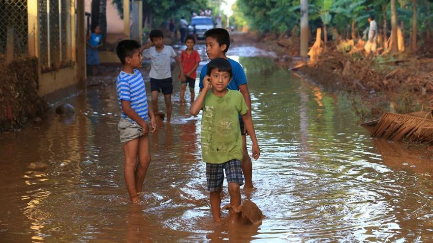 Desbordamiento del río Sumach en el departamento de Izabal, Guatemala. Al menos 3 niños han desaparecido tras lluvias que inundan el Caribe del país.