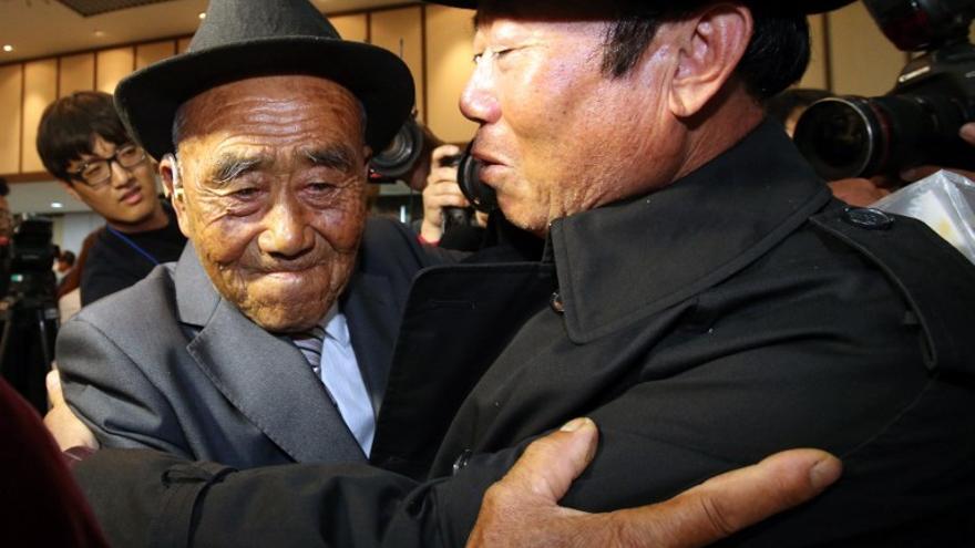 Después de más de 60 años que fueron separados por la 'Guerra de Corea', se reúnen familias coreanas en el complejo Monte Kumgang.