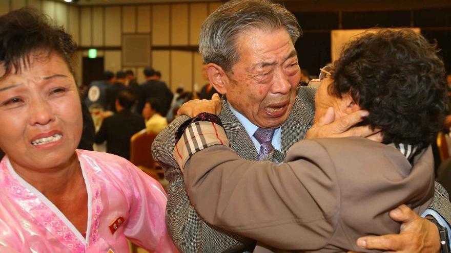 Después de más de 60 años que fueron separados por la 'Guerra de Corea', se reúnen familias coreanas en el complejo Monte Kumgang.