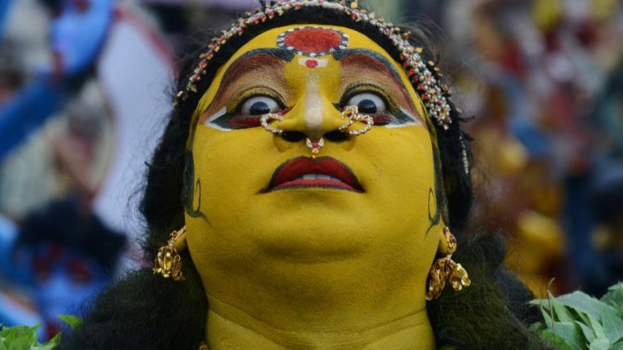 Devotos hindúes de la India representan Potharaju, hermano de la diosa Mahankali, danza durante la procesión final del tradicional festival de once días ' Bonalu ', una ofrenda ritual a la diosa Mahakali