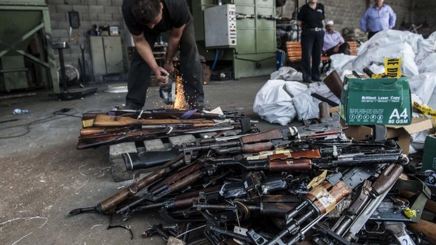 Empleados cortan armas incautadas en Kosovo, antes de ser fundidas cerca del pueblo de Janjevo, Kosovo. Alrededor de unas 1,800 armas se incautaron por delitos el pasado año.