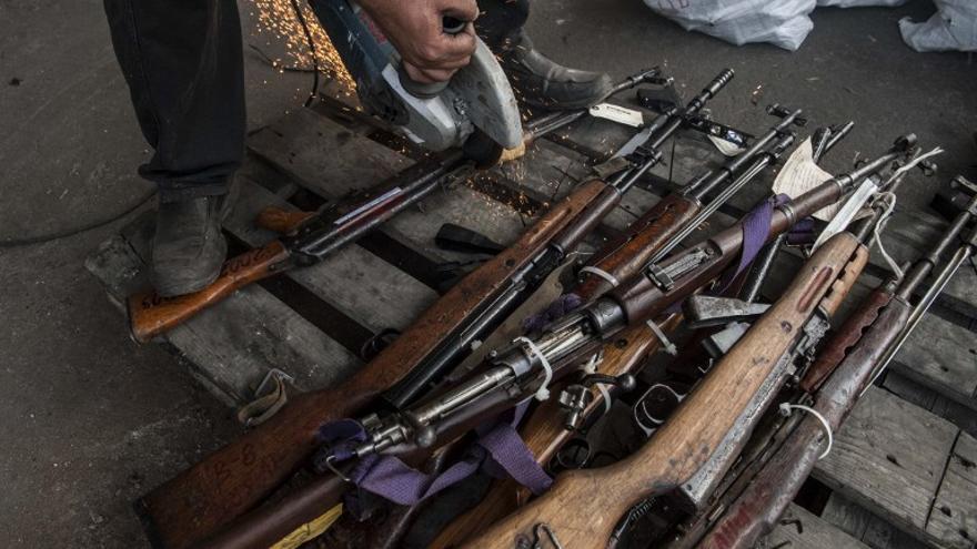 Empleados cortan armas incautadas en Kosovo, antes de ser fundidas cerca del pueblo de Janjevo, Kosovo. Alrededor de unas 1,800 armas se incautaron por delitos el pasado año.