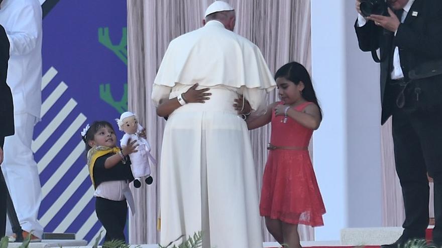 El día martes el papa Francisco realizó la santa misa en el estadio Venustiano Carranza, visitó la Catedral de Morelia y realizó un encuentro con los jóvenes en el estadio José M. Morelos y Pavón.