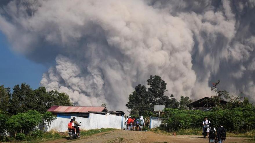 Impresionantes imágenes del volcán Sinabung en Indonesia