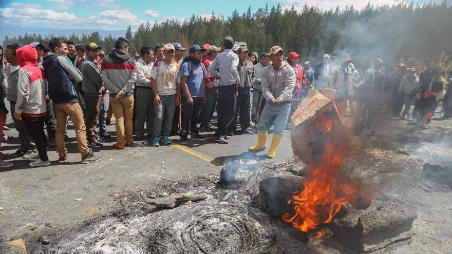 Indígenas bloquean las calles de El Chasqui, Cotopaxi en Ecuador, durante la protesta organizada grupos indígenas opositores del gobierno de Rafael Correa.