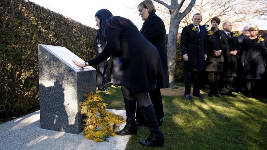 Tras un año de la tragedia del vuelo de Malaysian Airlines, familiares y amigos de las víctimas acuden a una ceremonia de conmemoración y dejan flores fuera de embajada en Kiev.