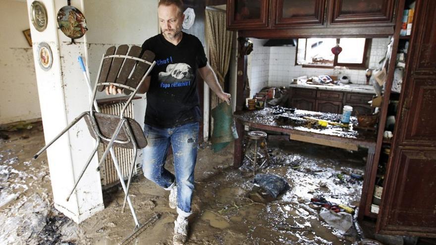 Mandelieu-la-Napoule, al sureste de Francia, sufrió violentas tormentas e inundaciones a lo largo de la Costa Azul francesa matado a más de 16 personas por la madrugada del domingo 4 de oct., incluyendo tres que se ahogaron en una casa de retiro.
