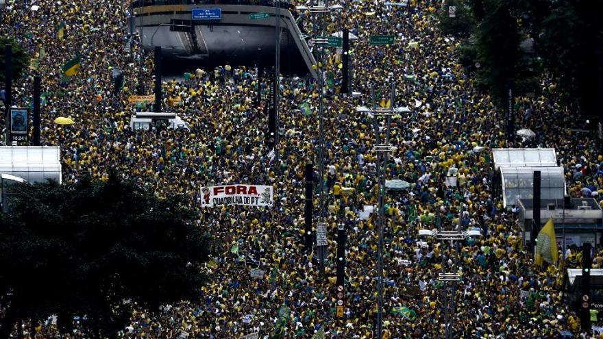 Manifestantes participan en una protesta para exigir la renuncia de la presidenta de Brasil, Dilma Rousseff, el 13 de marzo de 2016 de la Avenida Paulista en Sao Paulo. Las autoridades de Sao Paulo, la ciudad más grande de Brasil y un bastión de la oposición, dijeron que se preparan por un millón de manifestantes.
