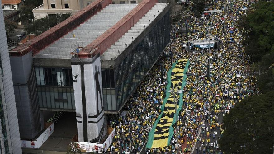 Manifestantes y partidarios del Partido de Trabajadores (PT), protestan en la Avenida Paulista dando inicio a llamado contra la corrupción y petición de renuncia de la presidenta Dilma Rousseff.