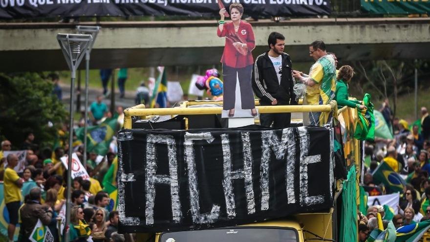 Manifestantes y partidarios del Partido de Trabajadores (PT), protestan en la Avenida Paulista dando inicio a llamado contra la corrupción y petición de renuncia de la presidenta Dilma Rousseff.