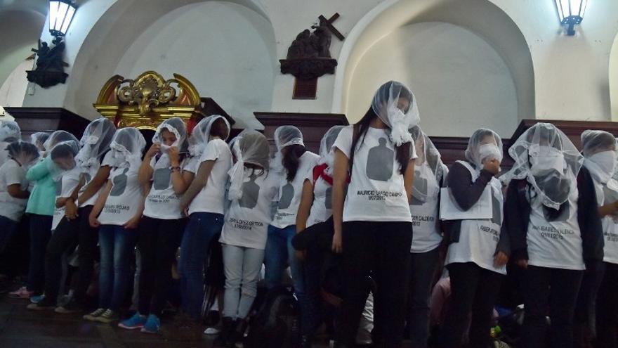 Las mujeres que eran parientes, socias o compañeras de lucha de los 112 miembros del movimiento izquierdista político 'Marcha Patriótica' asesinados en los últimos cuatro años, participan en una vigilia llamada "Por la Vida y la Paz" en la iglesia de San Francisco en Bogotá, el 18 de marzo de 2016.