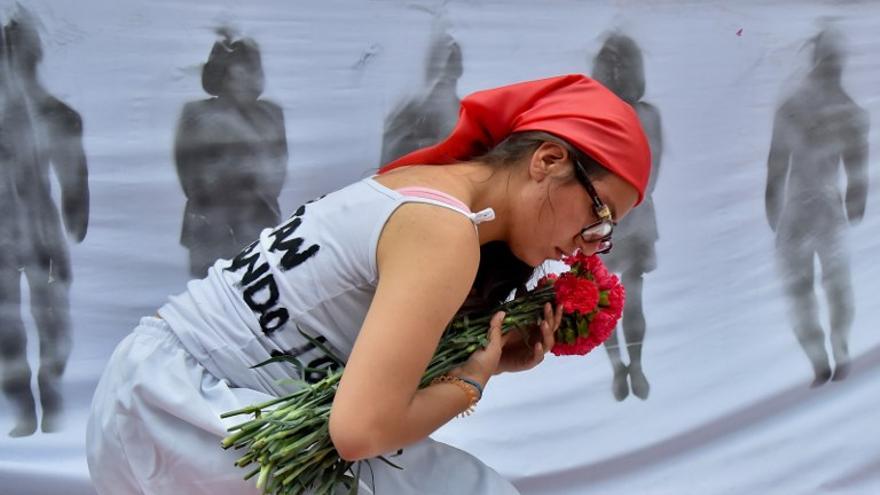 Las mujeres que eran parientes, socias o compañeras de lucha de los 112 miembros del movimiento izquierdista político 'Marcha Patriótica' asesinados en los últimos cuatro años, participan en una vigilia llamada "Por la Vida y la Paz" en la iglesia de San Francisco en Bogotá, el 18 de marzo de 2016.