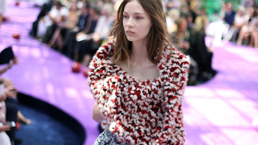 Modelos lucen creaciones de la colección otoño-invierno 2015/2016 de Christian Dior durante un desfile en la Semana de la Moda de París, el lunes 6 de julio del 2015.