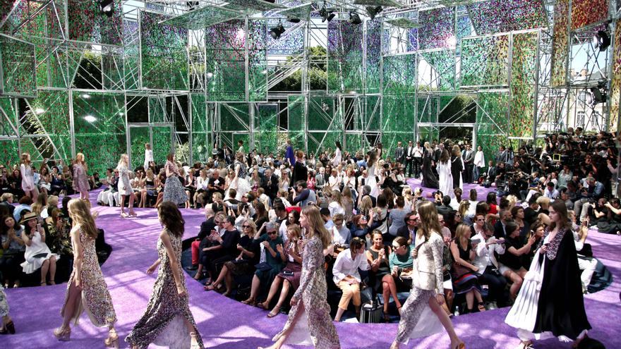 Modelos lucen creaciones de la colección otoño-invierno 2015/2016 de Christian Dior durante un desfile en la Semana de la Moda de París, el lunes 6 de julio del 2015.