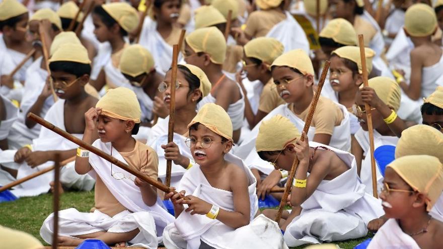 Niños indios de entre 4 y 13 años vestidos como Mahatma Gandhi congregados para batir el récord del mundo para celebrar el aniversario de su nacimiento en Bhopal (India), el 2 de octubre de 2015.