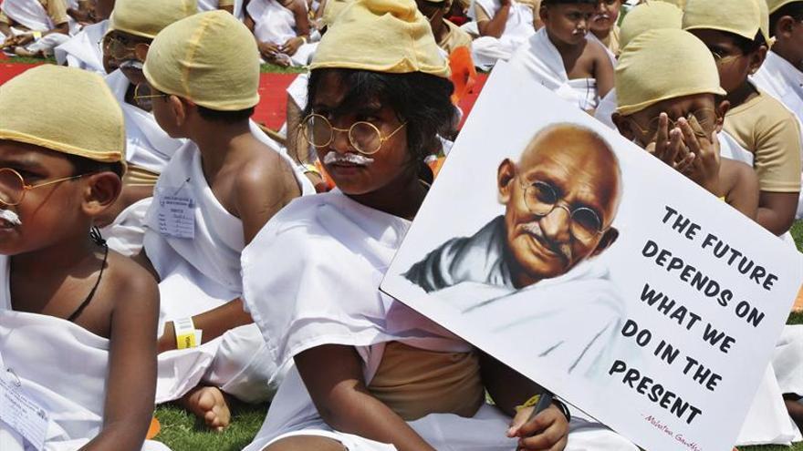 Niños indios de entre 4 y 13 años vestidos como Mahatma Gandhi congregados para batir el récord del mundo para celebrar el aniversario de su nacimiento en Bhopal (India), el 2 de octubre de 2015.