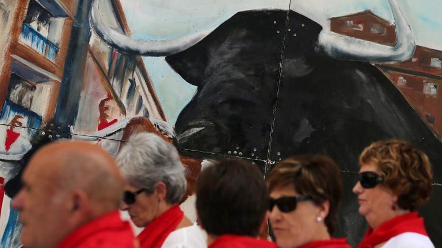 Participantes en la plaza de toros de Pamplona, en el primer encierro del Festival de San Fermín, al norte de España.