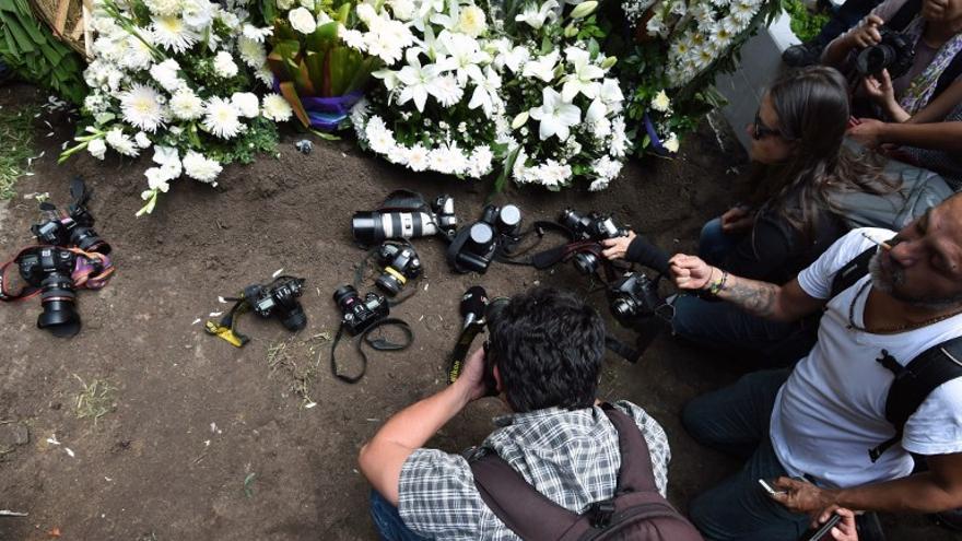 Periodistas, colegas, amigos y jóvenes mexicanos se presentan en protesta pidiendo justicia por la muerte del  reportero gráfico Rubén Espinosa, en Ciudad de México