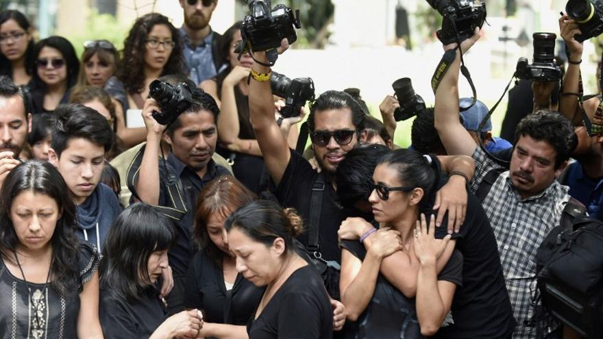 Periodistas, colegas, amigos y jóvenes mexicanos se presentan en protesta pidiendo justicia por la muerte del  reportero gráfico Rubén Espinosa, en Ciudad de México