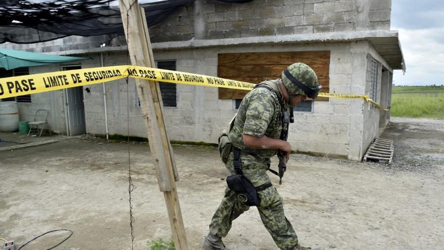 Personal policivo y soldados chequearon la casa al final del túnel  donde escapó la noche del sábado 11 de julio el jefe del narcotráfico Joaquín "El Chapo" Guzmán, las autoridades siguen con la búsqueda del hombre peligroso de México.